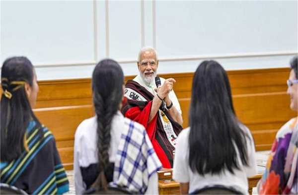 प्रधानमंत्री ने नागालैंड की छात्राओं के प्रतिनिधिमंडल की मेजबानी की